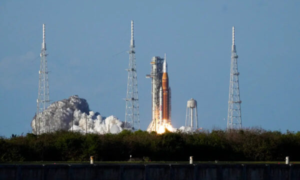 NASAのアルテミスII　月を周回する歴史的ミッションへ向けて離陸