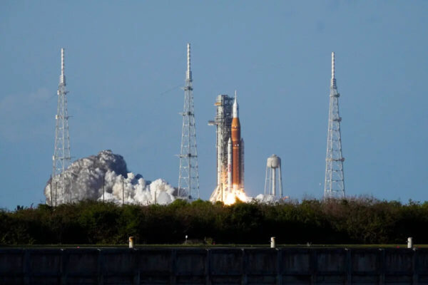 NASAのアルテミスII　月を周回する歴史的ミッションへ向けて離陸