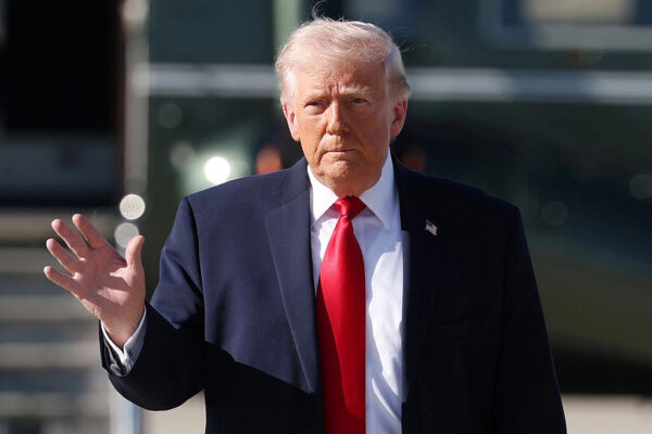 トランプ大統領　国防生産法を発動しエネルギー関連指令に署名