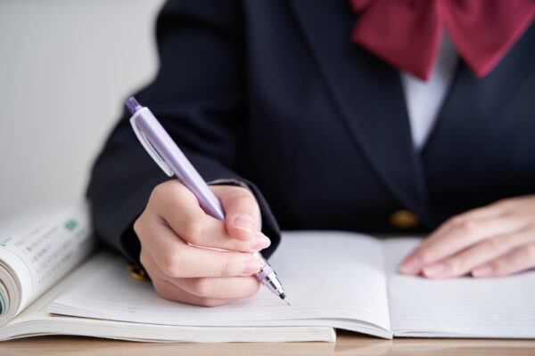 教科書が紙からデジタルへ　学校教育法改正案が閣議決定