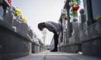 中国で広がる奇妙な墓参り 若者は古人に何を託したのか