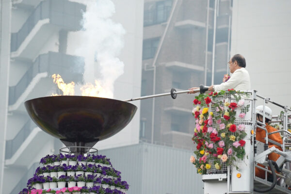第49回ひろしまフラワーフェスティバル開幕　平和の灯と花のパレードが広島を彩る