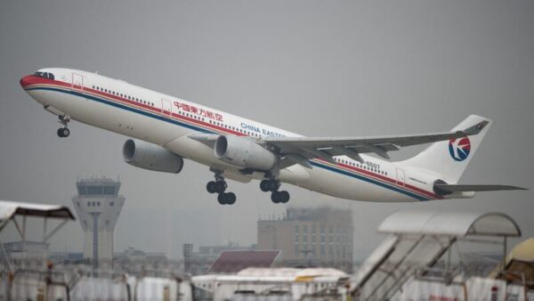 中国の連休航空券が急落 高値購入者に不満広がる