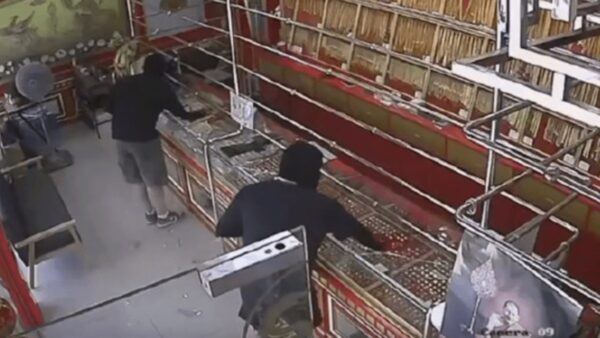 中国人観光客2人　タイ貴金属店で強盗　旅費尽きか
