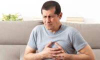 心臓のドキドキは単なる動悸か、それとも脳卒中の前兆か？ 医師が教える対処法