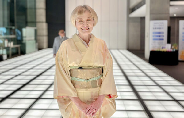 茶道家が称賛「一糸乱れぬ美しさ」　神韻の色彩と舞に感動