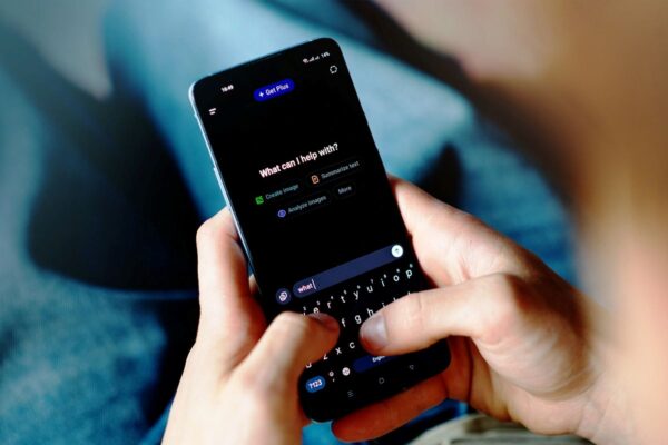 AIは味方になりすぎる？ 判断を誤らせるリスクとは