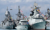 羊の皮を被った中国の民間船　「実際は軍民両用のミサイル艦や揚陸艦」