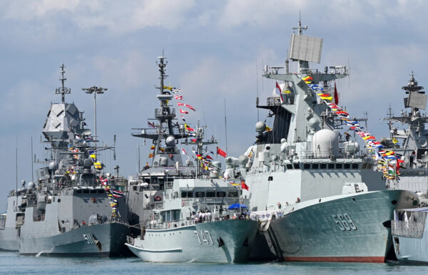 羊の皮を被った中国の民間船　「実際は軍民両用のミサイル艦や揚陸艦」