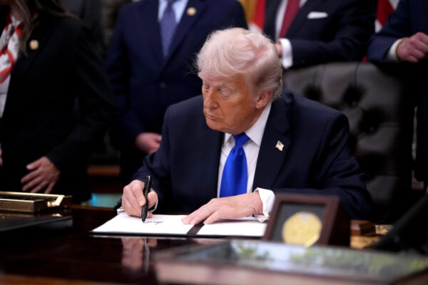 EU製の乗用車・トラックに25％の追加関税　トランプ氏発表