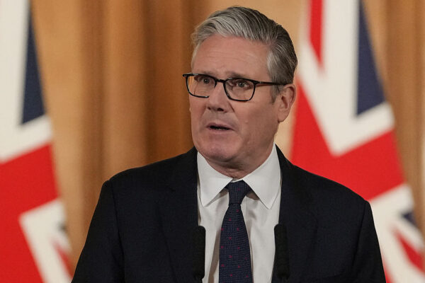 英国　16歳未満のSNS利用禁止へ　首相「子供たちに子供時代を」