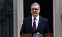 スターマー首相辞任へ　英国は10年で7人目の首相に