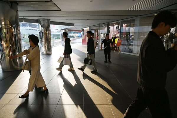 中国の個人消費が3年ぶり減少　内需低迷で景気下振れ懸念