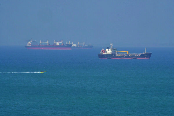 米イラン和平合意で原油価格急落　ホルムズ海峡再開の影響