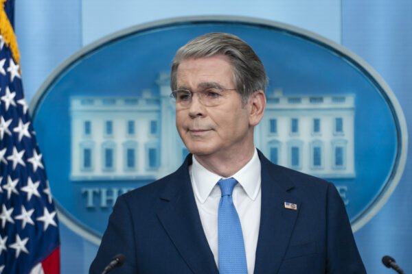 米財務長官　イラン凍結資産で湾岸損失補填へ　経済圧力強化