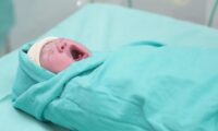 出生率低下の背景にスマホ？　世界的な少子化をめぐる研究