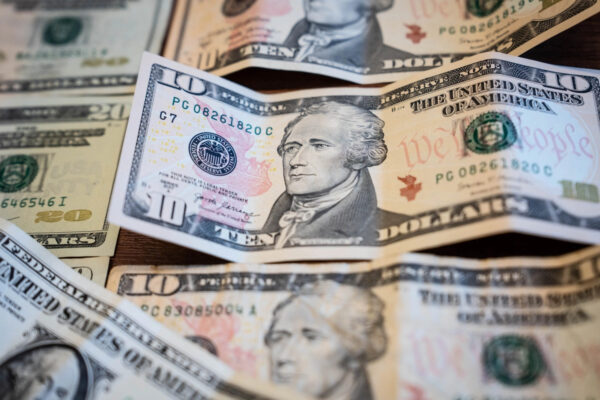 米利上げ観測でドルが1年ぶり高値に上昇