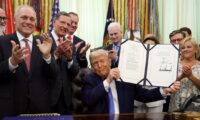 トランプ氏　不法移民対策予算案に署名　ICEなどに700億ドル投入