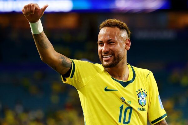 ネイマール　981日ぶりにブラジル代表復帰　ファン総立ち　涙する姿も