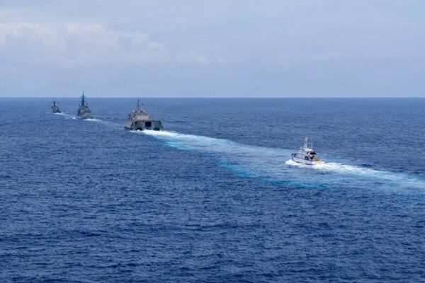 【写真特集】日米比が南シナ海で合同演習　協同作戦能力を強化