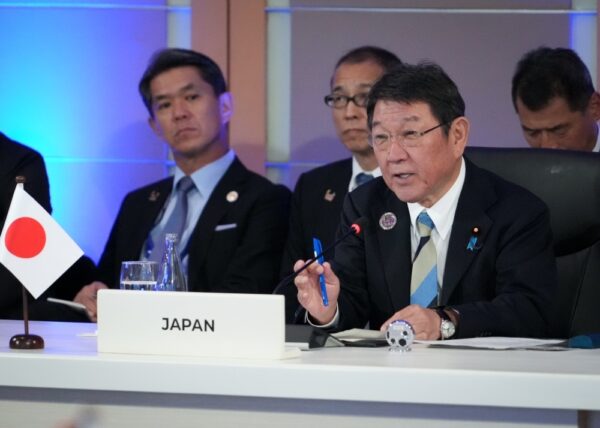 日中外相　8カ月ぶりに接触　関係改善の兆しは不透明
