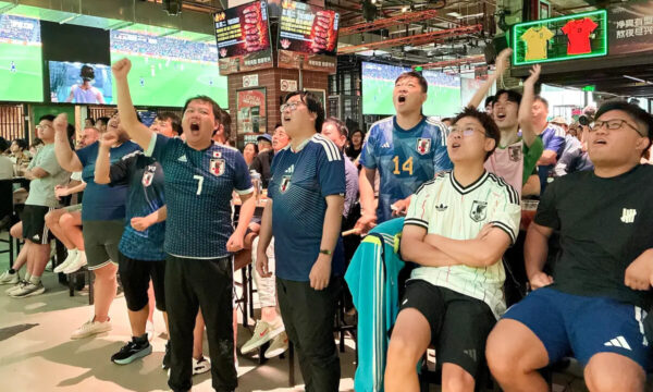 日本代表を応援した中国人ファン　当局が問題視