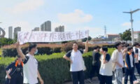 「夏休みを返せ！」高校生が一斉スト＝中国