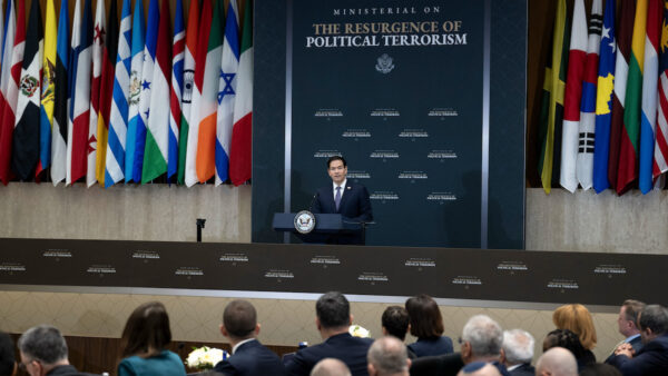 米国務長官 左派過激派の暴力に警鐘 各国連携を呼びかけ