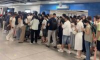 「駅に入るまで30分」　突然の警備強化で大混乱＝中国・深圳