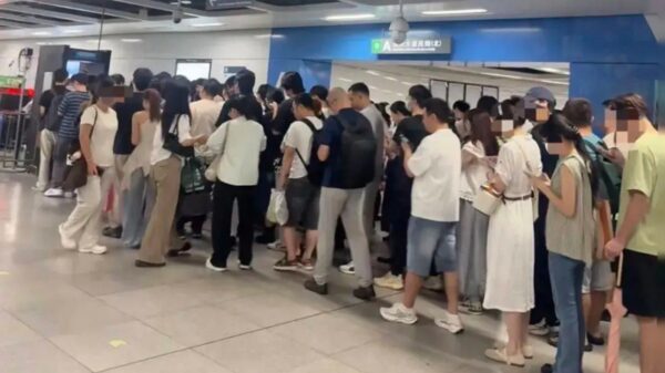 「駅に入るまで30分」　突然の警備強化で大混乱＝中国・深圳