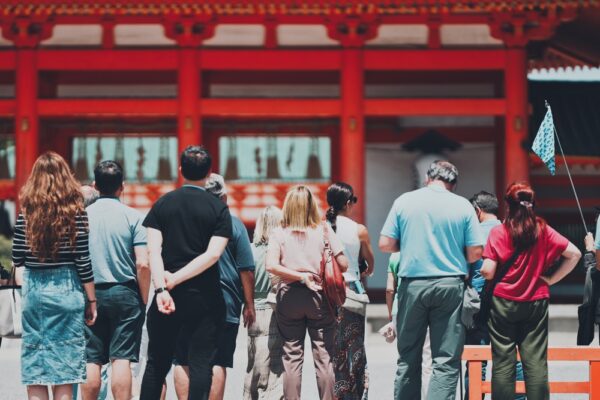 国内旅行　単価上昇で消費額過去最高　中国人観光客減で訪日客数は前年割れ