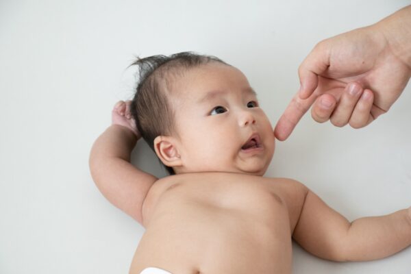 日本人が初の1億2千万人割れ　出生減が推計を15年前倒し