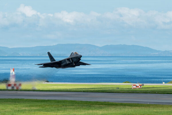 F-22ラプターが嘉手納基地に再展開　米軍が統合作戦能力を検証