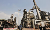 米国がイラン港湾を封鎖　中国の独立系製油所の原油供給がひっ迫