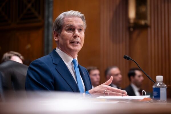 米国　イランに「史上最大の金融攻勢」　貿易相手国にも追加制裁へ