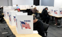 米大統領選　中国人が他人になりすまし投票　永住権放棄書類も偽造