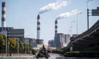 中国経済減速で電力需要低迷　発電量3年ぶり減少　原油処理15.8％減