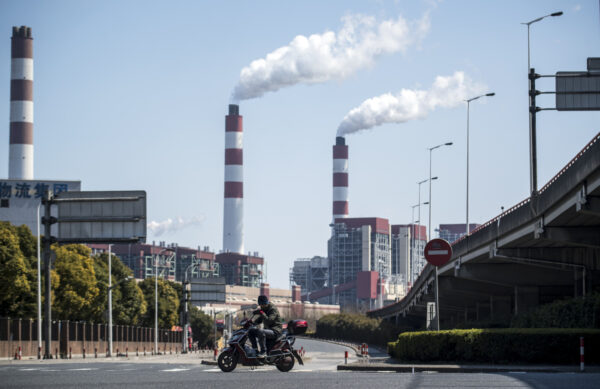 中国経済減速で電力需要低迷　発電量3年ぶり減少　原油処理15.8％減