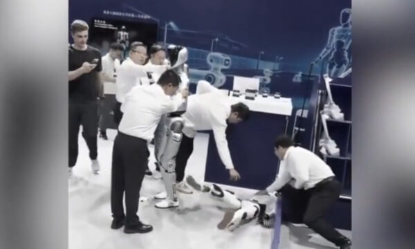まるで駄々をこねる子供？　北京ロボット大会で人型ロボが大暴れ