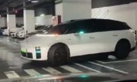 中国EV「自動駐車」が迷走　通路を塞ぎ最後は手動で駐車