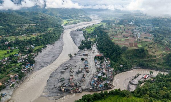 中国・ネパール国境の土石流　専門家「大規模開発が被害拡大の一因」