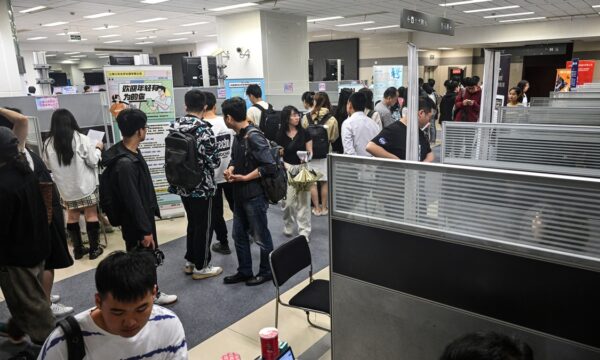 中国の若者が安定職に殺到　地域職員も争奪戦