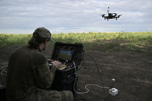 ウクライナ　ロシア軍用飛行場と製油所を攻撃　輸送機やヘリにダメージ