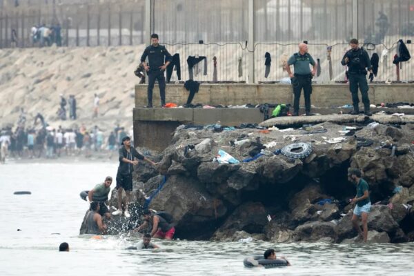 6万人がスペイン領セウタに不法越境　欧州でシェンゲン資格停止論