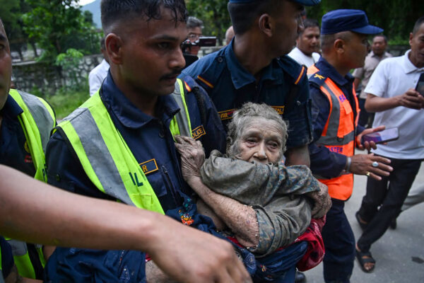 動画：チベット・ネパール国境で土石流　大勢死傷、観光客ら行方不明