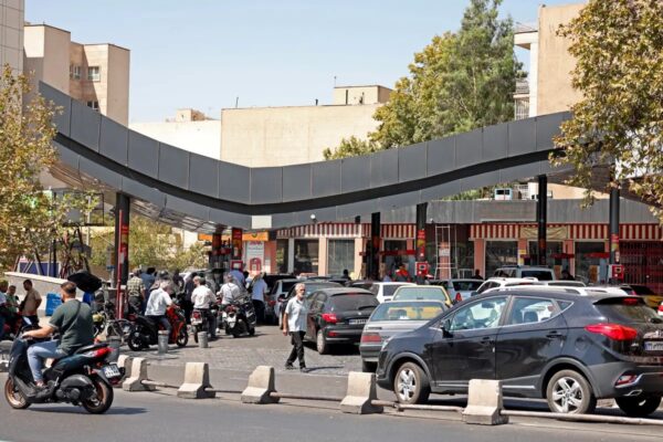 イランで抗議再燃　ガソリン給油に長蛇の列、買いだめ広がる
