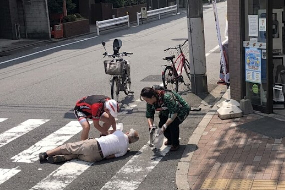 日本で転倒した高齢者を「助けるな」と叫ぶ中国人観光客　背景にある中国の「悪法とトラウマ」