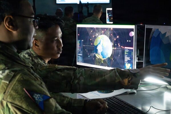 「一対一」から「一対多」へ　米軍が急ぐ新たな対衛星戦