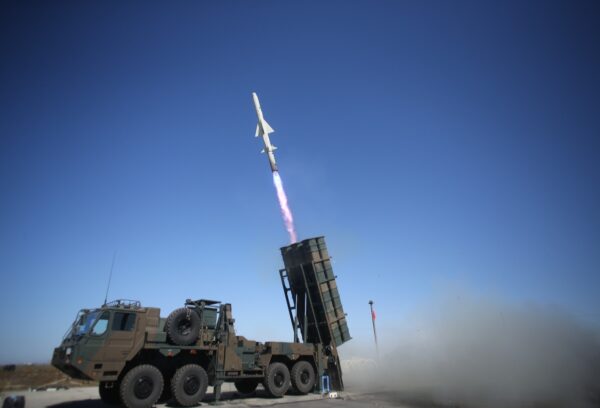 中国沿岸部を射程に　国産12式地対艦誘導弾　空中発射型が飛行試験