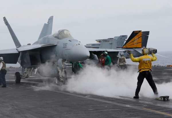 トランプ氏が覚書　空母の発艦システムを転換　電磁式から蒸気式へ